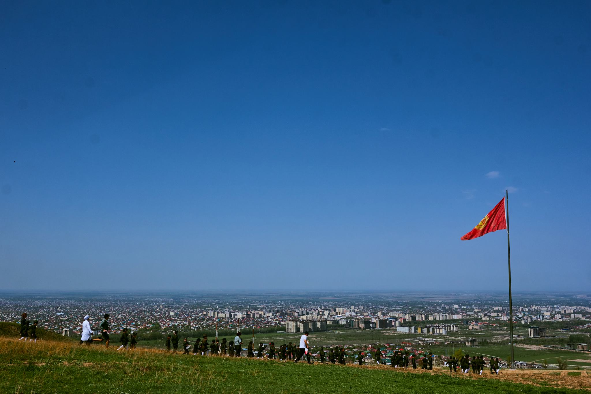 Flagge Kirgisistans auf dem Boz-Boltok-Berg