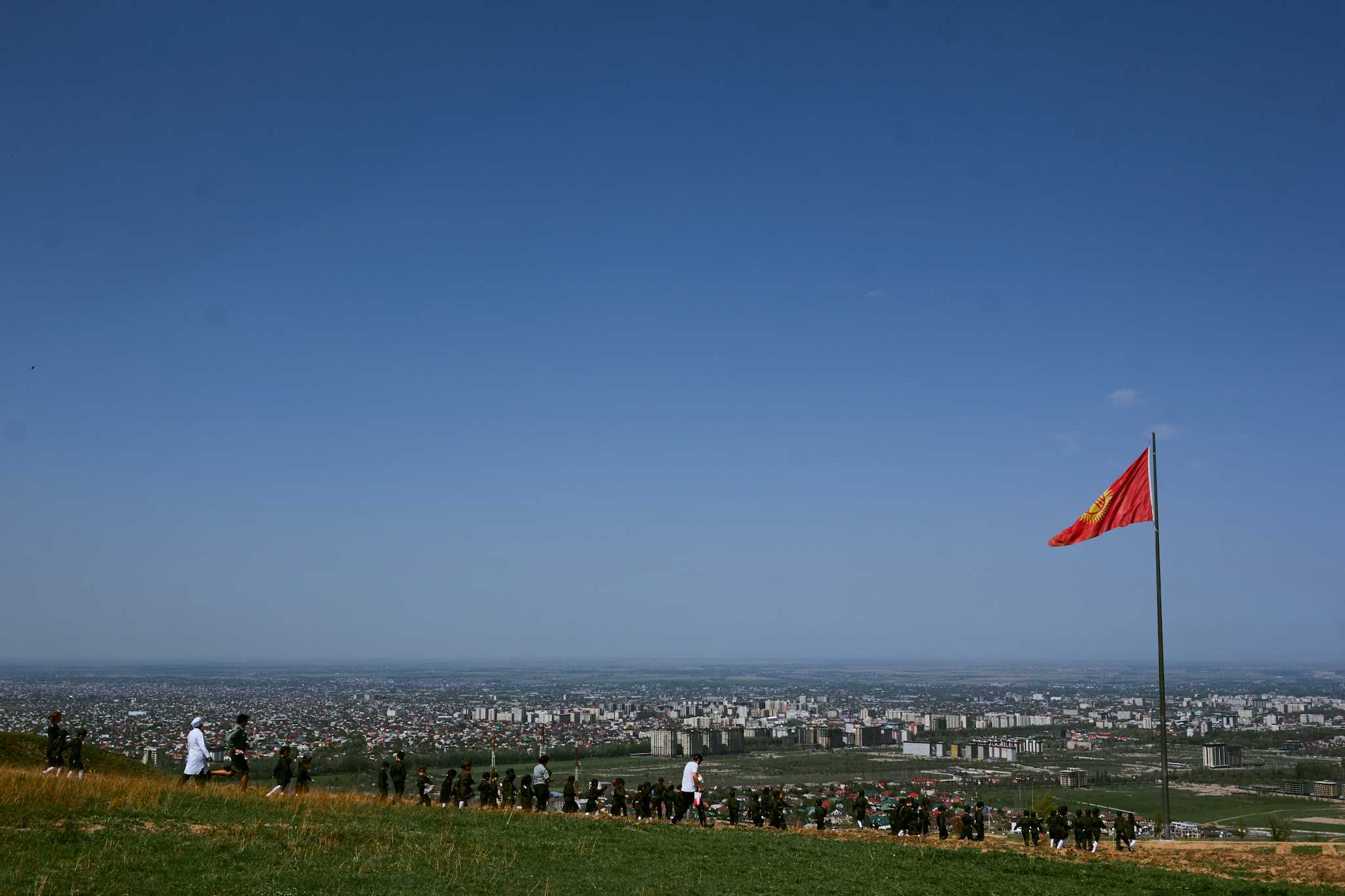 Bandera de Kirguistán en el Monte Boz-Boltok