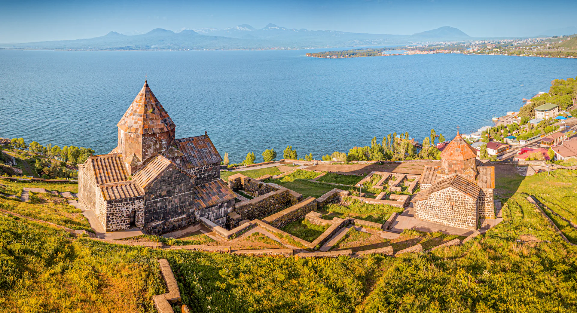 Daytrip: Private Car Transfers with Sightseeing