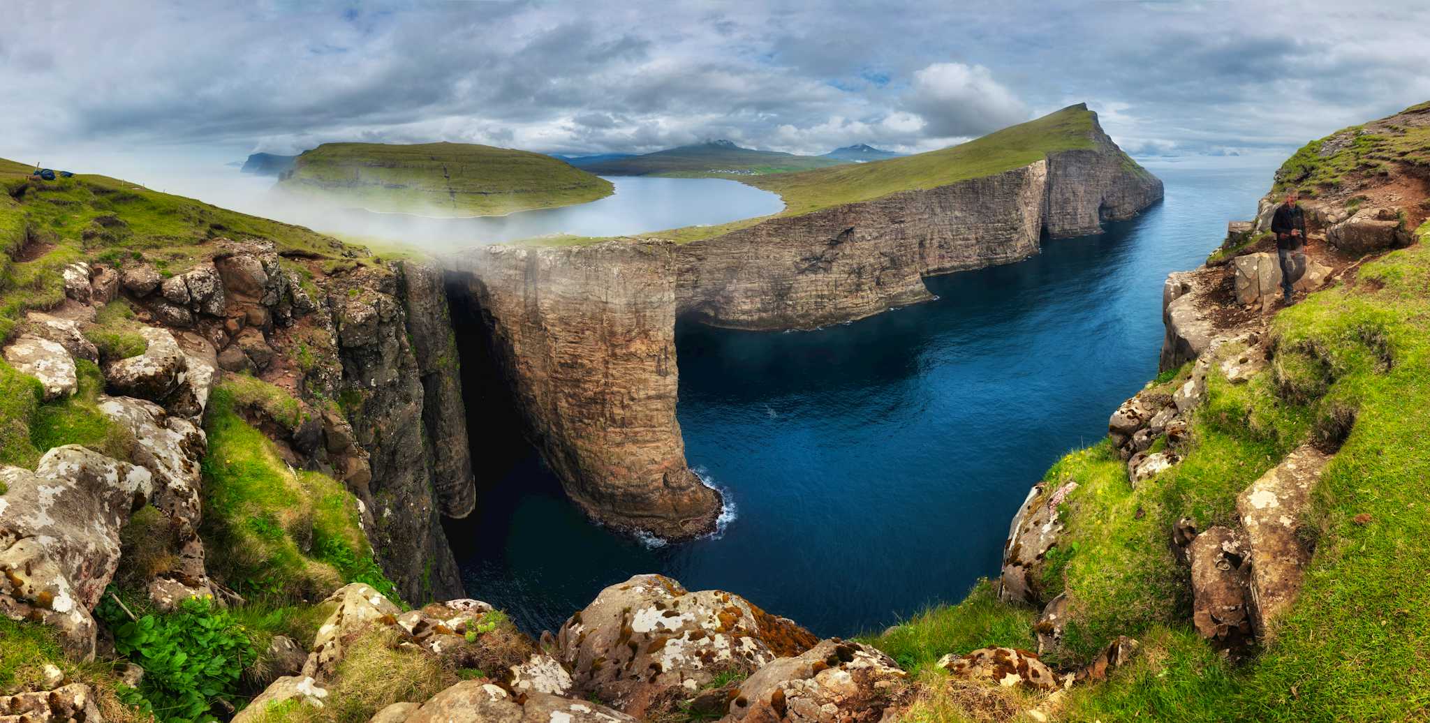 Trælanípa and Lake Sørvágsvatn