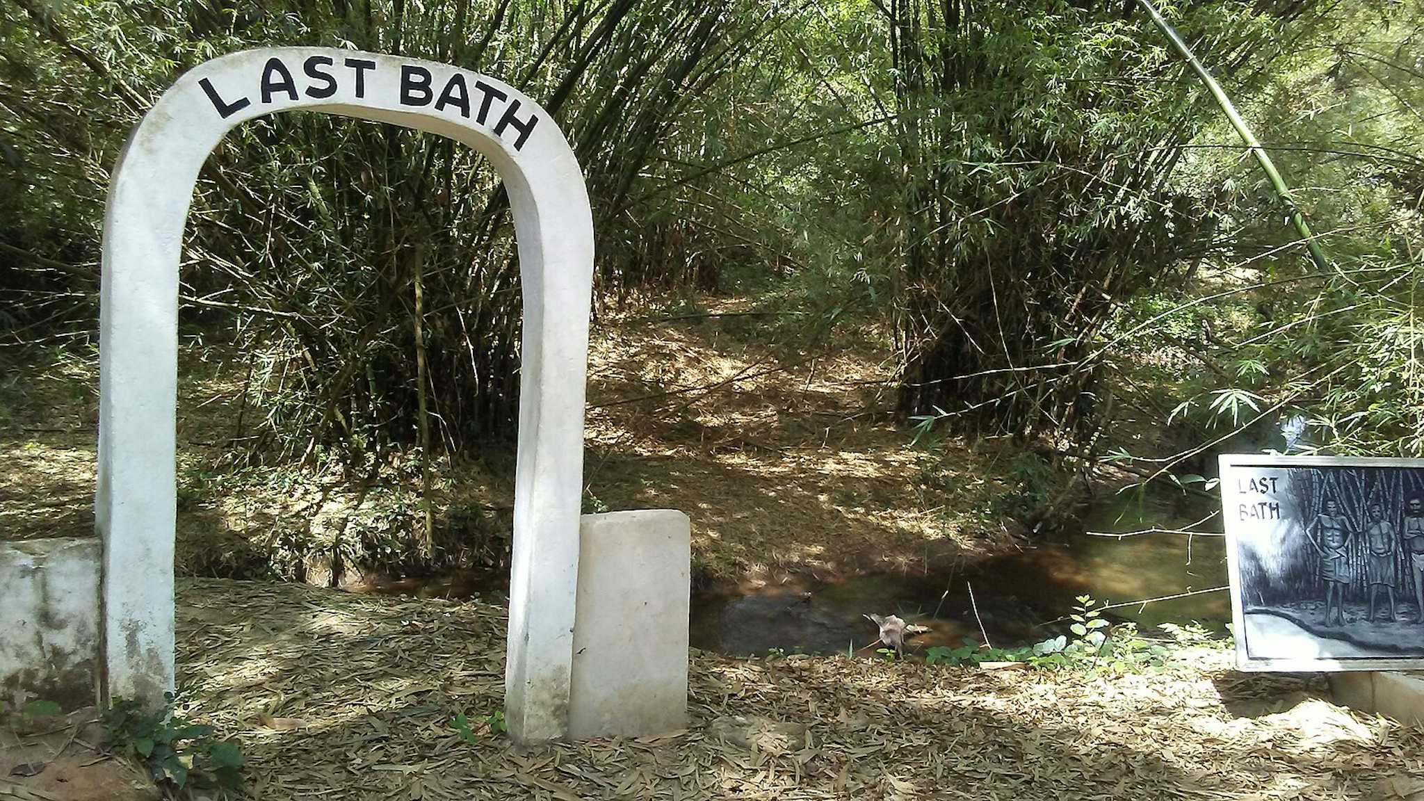 Marché aux esclaves et site fluvial d'Assin Manso