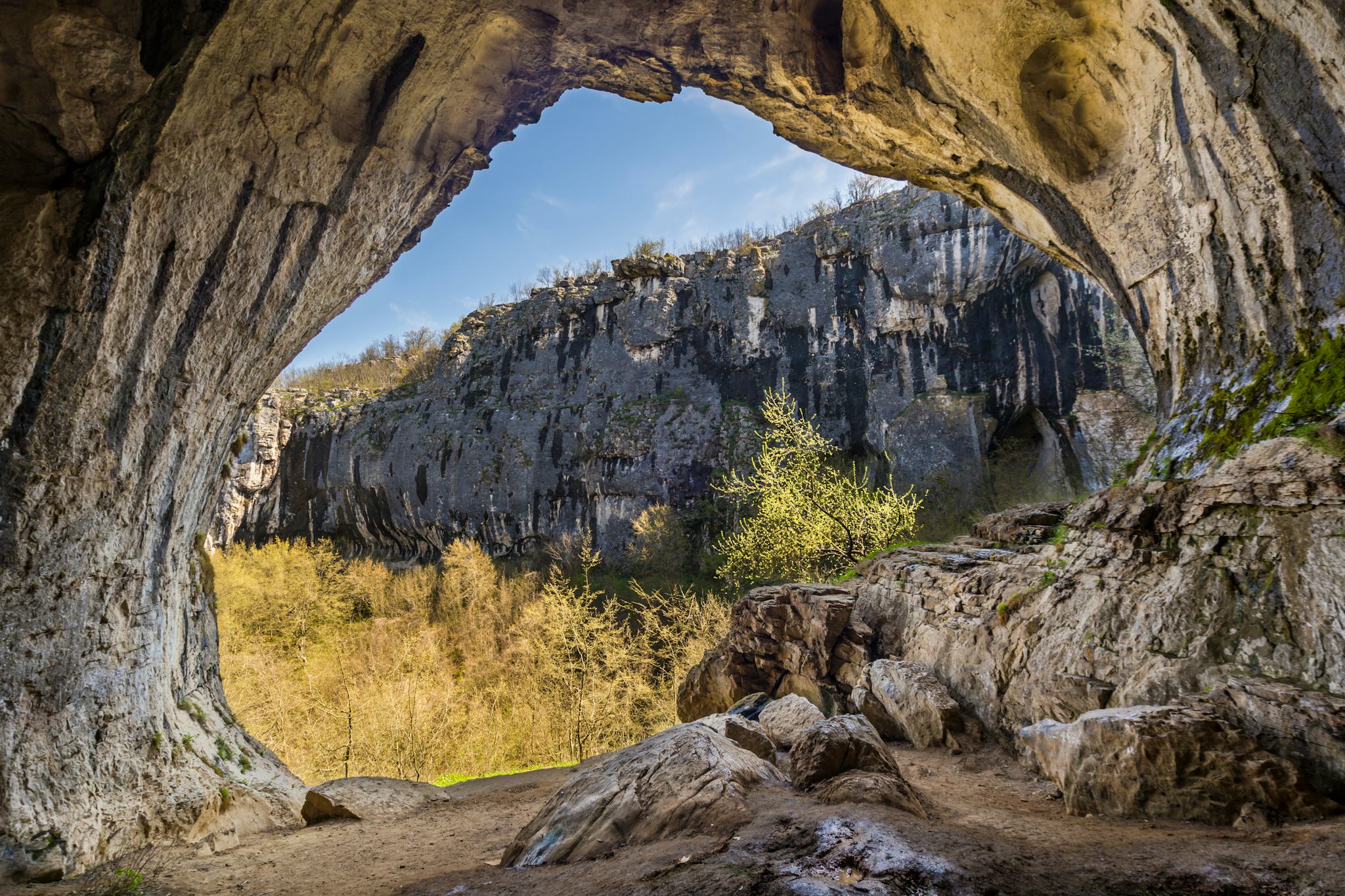 Prohodna Cave